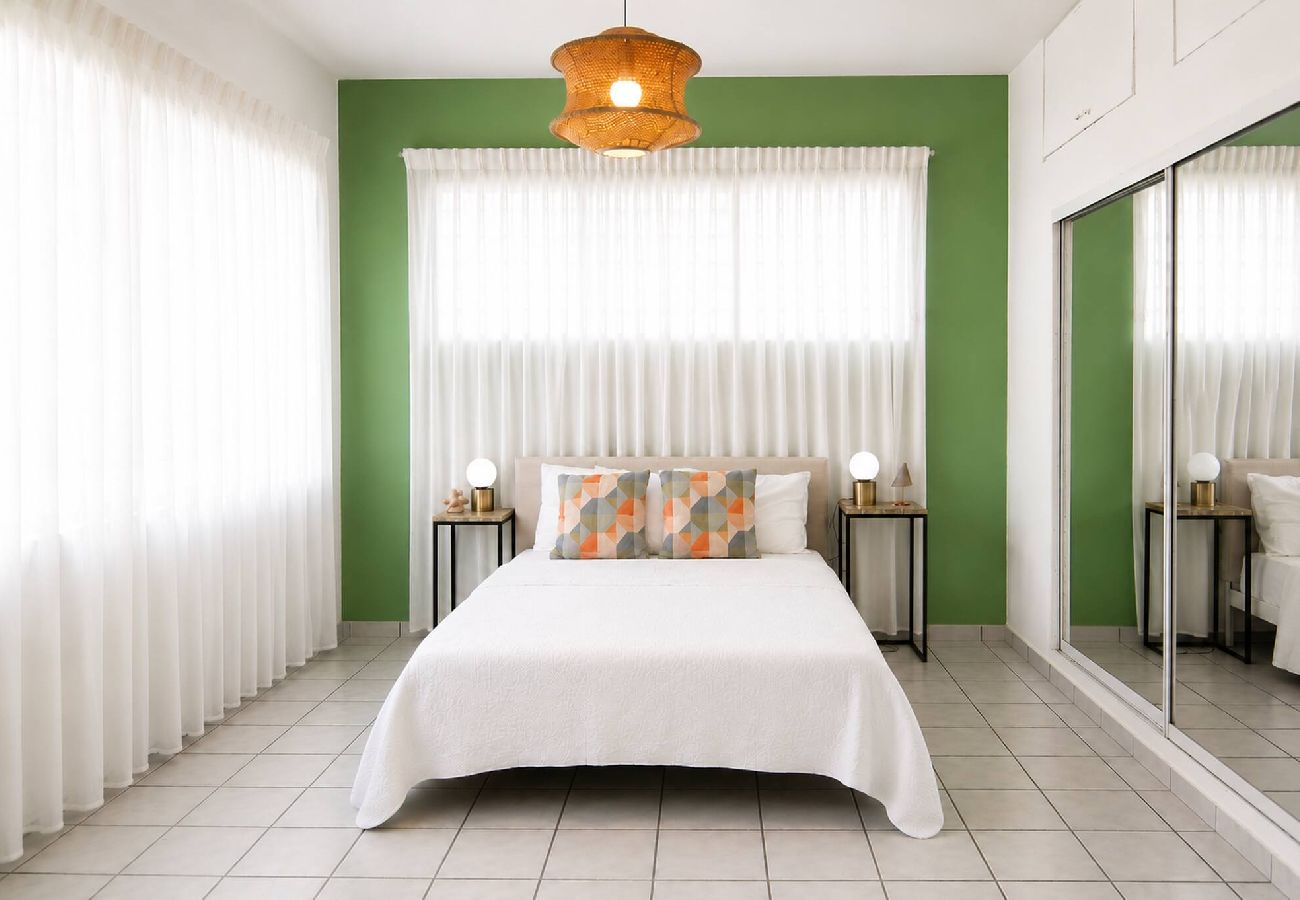 Apartamento en San Juan - 1BR with Balcony Steps from Escambron Beach 