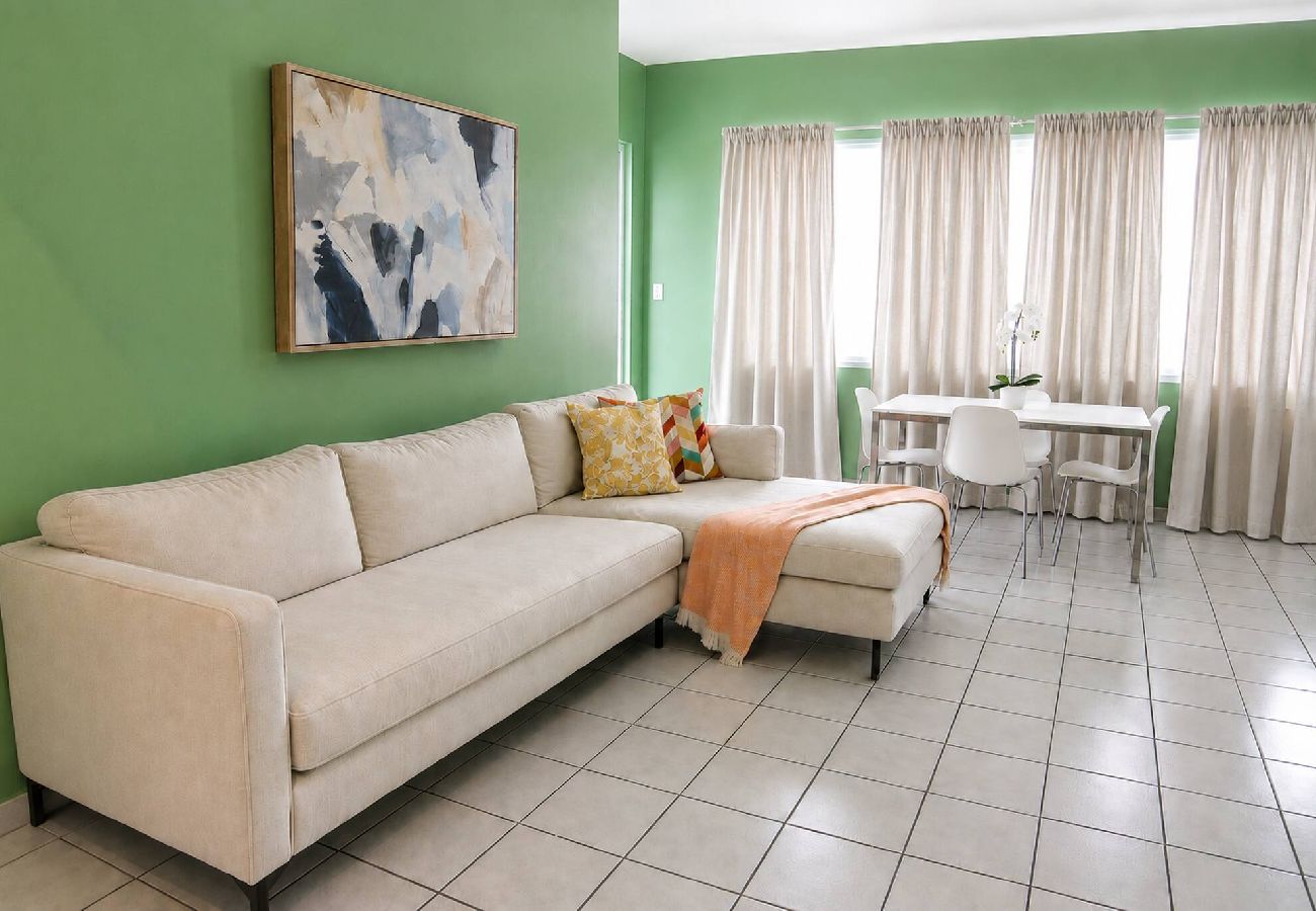 Apartamento en San Juan - 1BR with Balcony Steps from Escambron Beach 