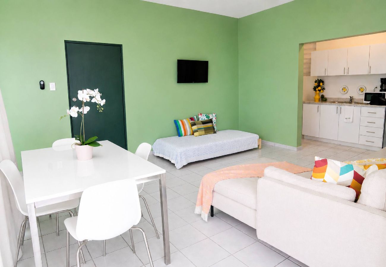 Apartamento en San Juan - 1BR with Balcony Steps from Escambron Beach 
