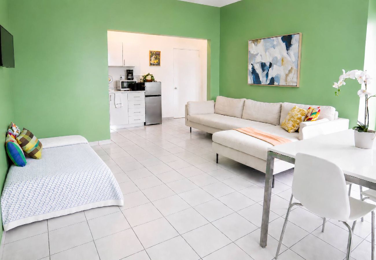 Apartamento en San Juan - 1BR with Balcony Steps from Escambron Beach 