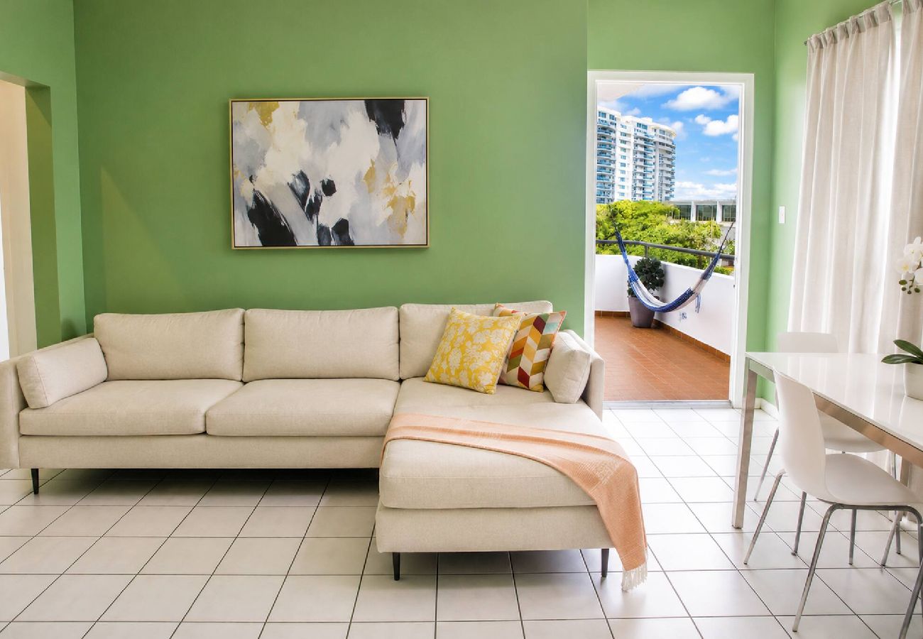 Apartamento en San Juan - 1BR with Balcony Steps from Escambron Beach 