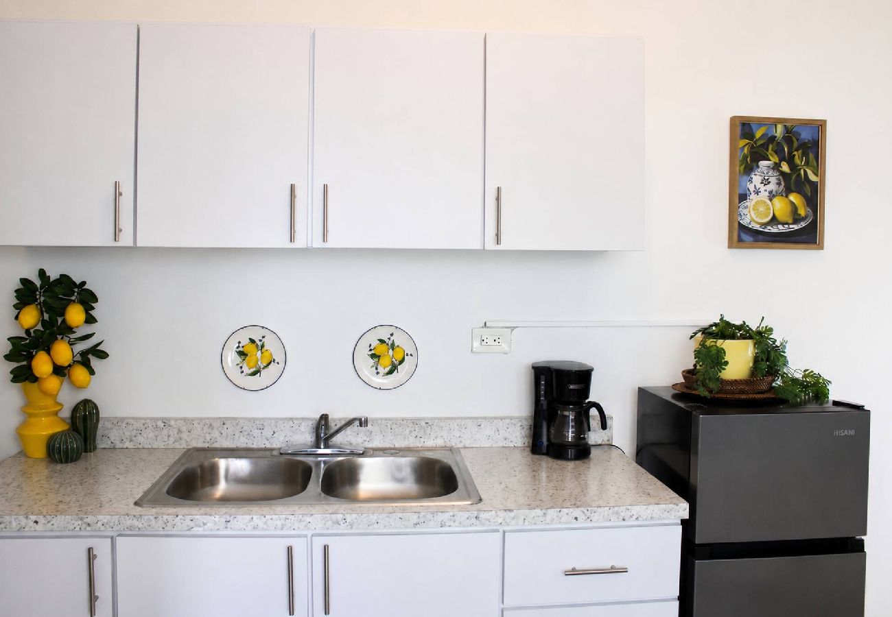 Apartamento en San Juan - 1BR with Balcony Steps from Escambron Beach 