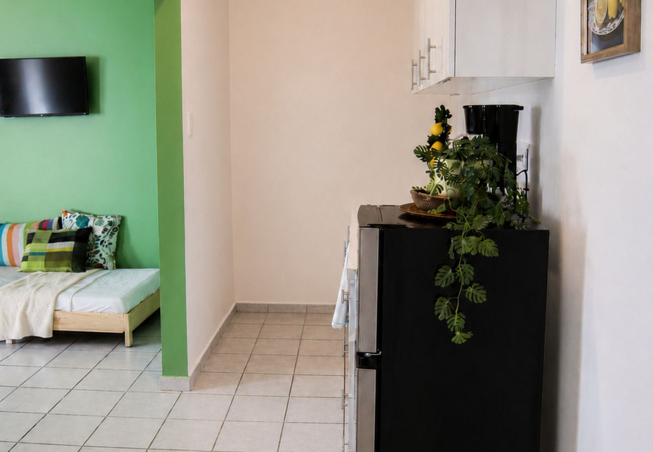 Apartamento en San Juan - Vibrant 1BR w Balcony, Steps to Escambron Beach
