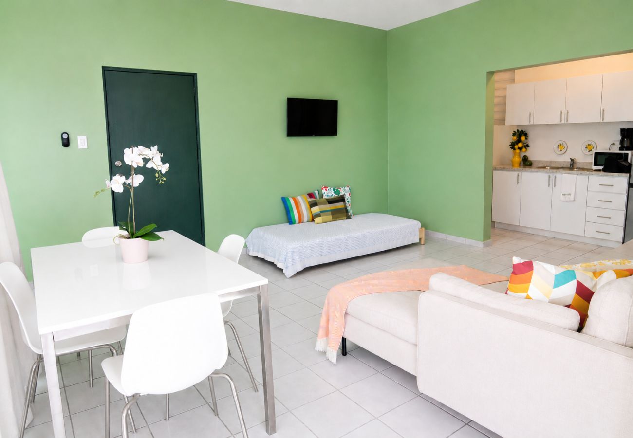 Apartamento en San Juan - Vibrant 1BR w Balcony, Steps to Escambron Beach
