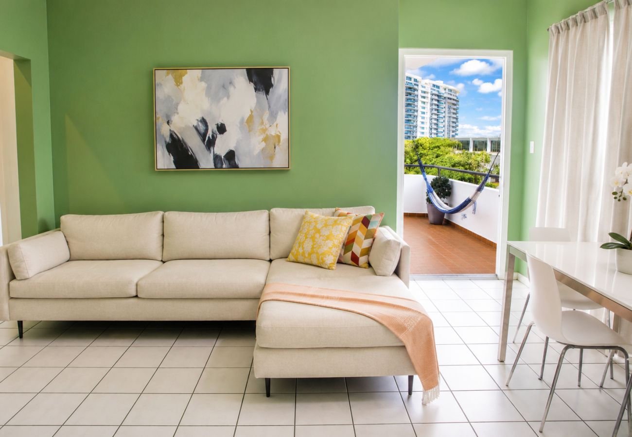 Apartamento en San Juan - Vibrant 1BR w Balcony, Steps to Escambron Beach