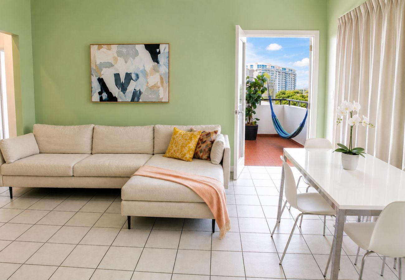 Apartamento en San Juan - Vibrant 1BR w Balcony, Steps to Escambron Beach