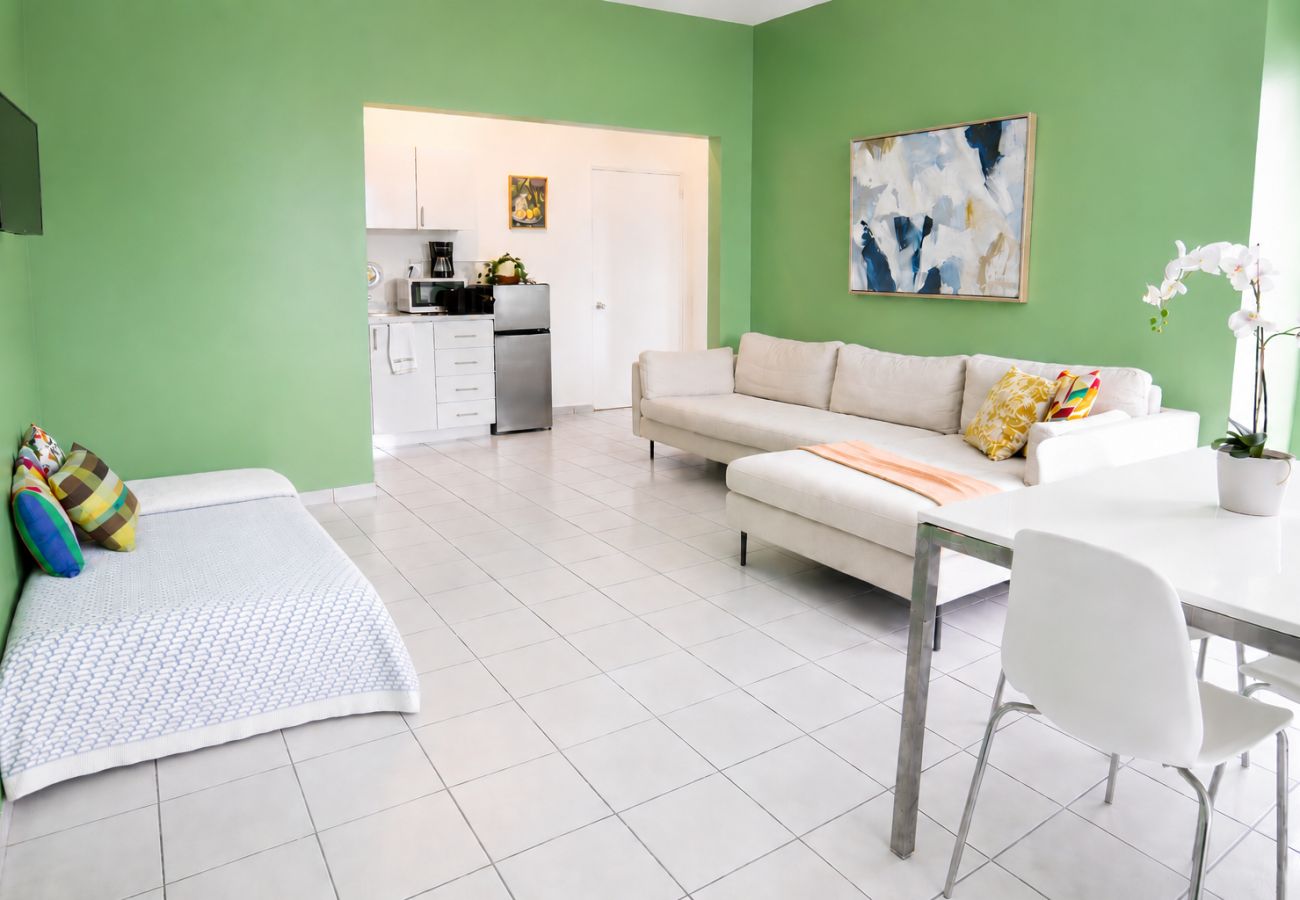 Apartamento en San Juan - Vibrant 1BR w Balcony, Steps to Escambron Beach