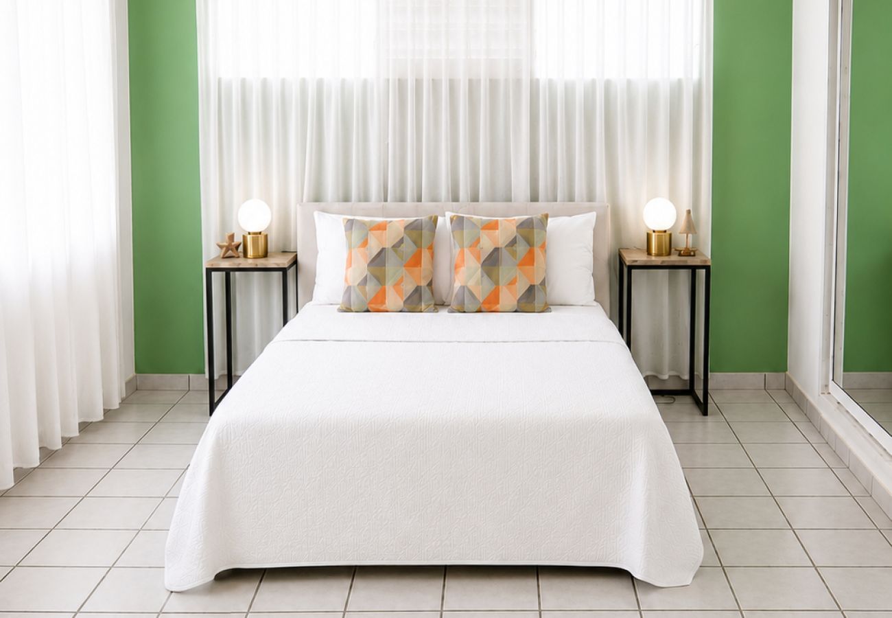 Apartamento en San Juan - Vibrant 1BR w Balcony, Steps to Escambron Beach