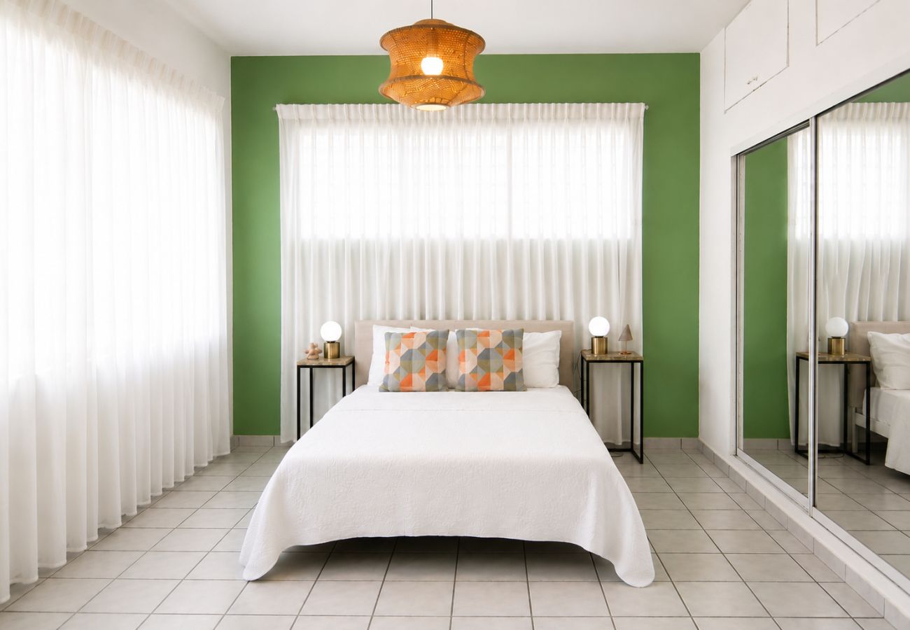 Apartamento en San Juan - Vibrant 1BR w Balcony, Steps to Escambron Beach