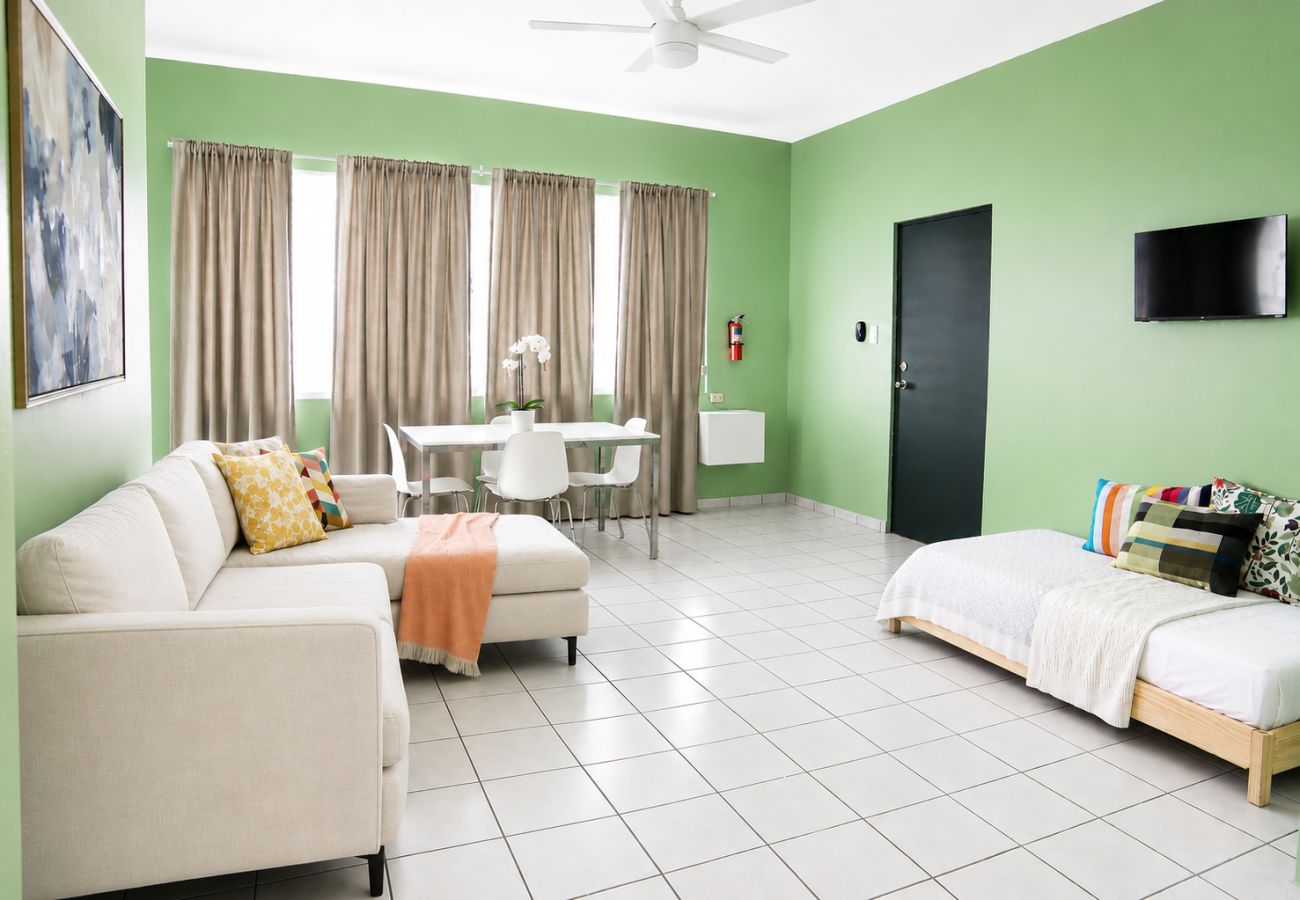 Apartamento en San Juan - Vibrant 1BR w Balcony, Steps to Escambron Beach