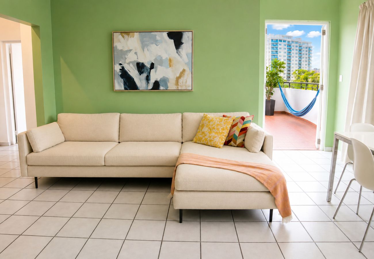 Apartamento en San Juan - Vibrant 1BR w Balcony, Steps to Escambron Beach