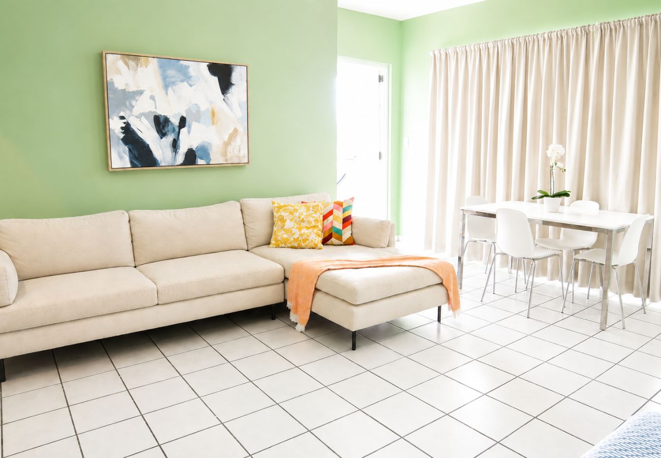 Apartamento en San Juan - Vibrant 1BR w Balcony, Steps to Escambron Beach