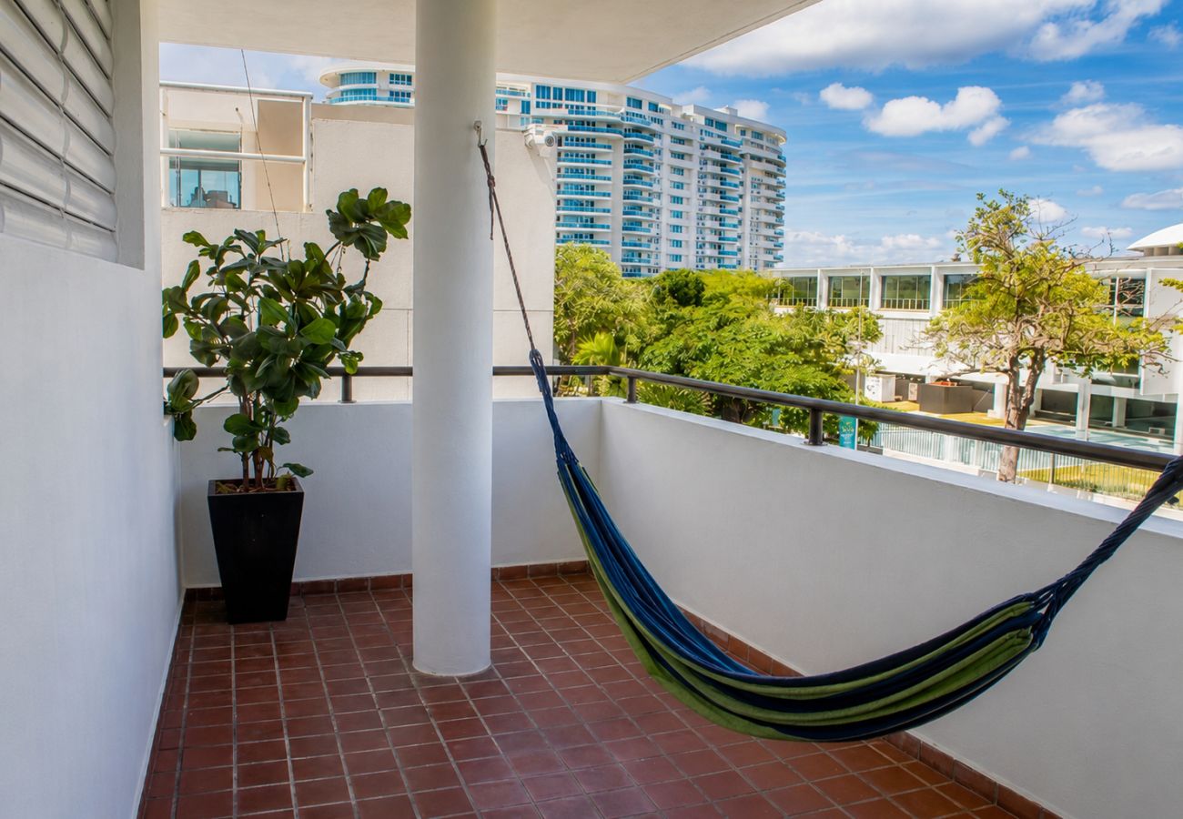 Apartamento en San Juan - Vibrant 1BR w Balcony, Steps to Escambron Beach
