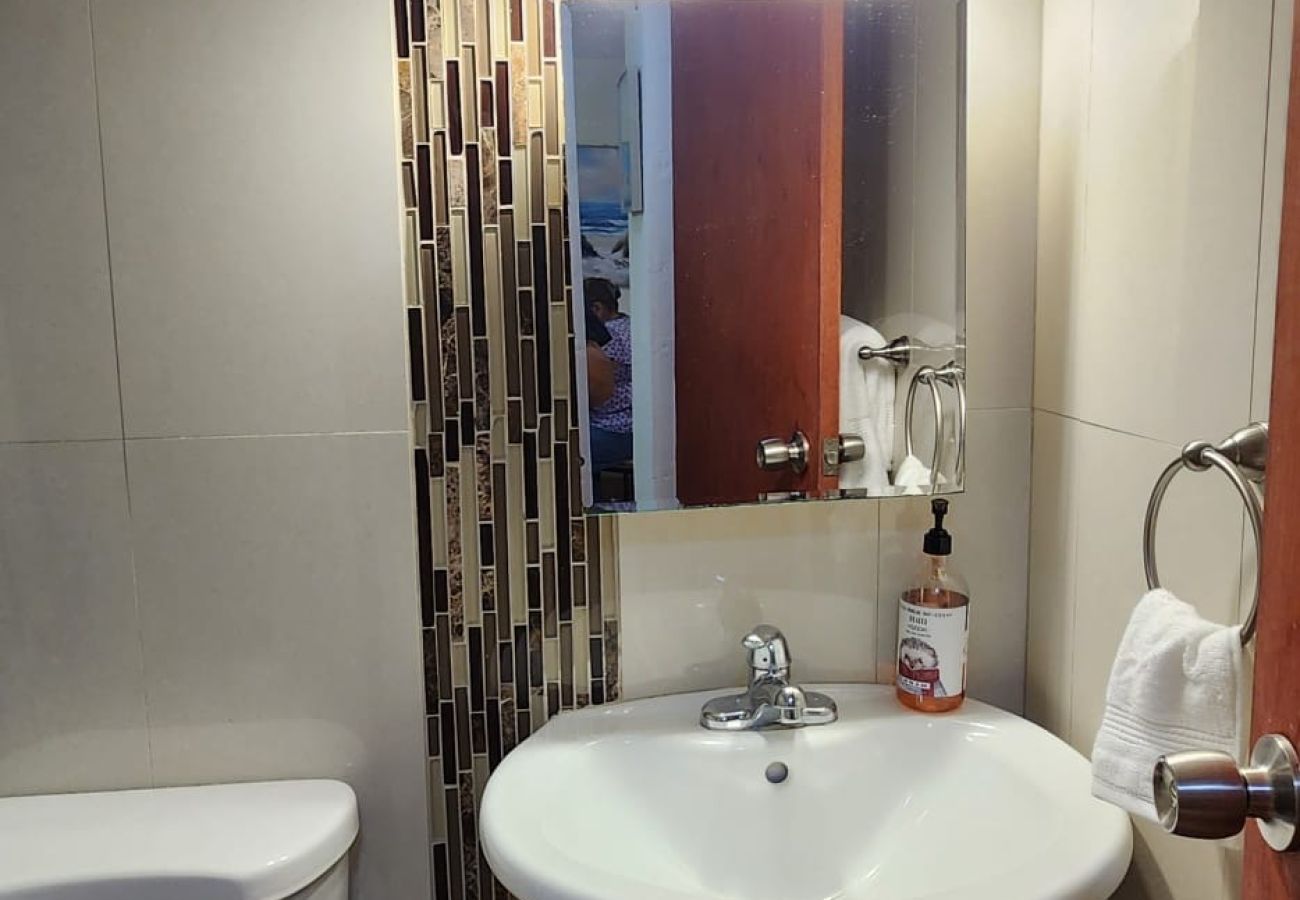Apartamento en Hato Rey - Charming 2BR in Condado – 4 Min to the Beach & Parking
