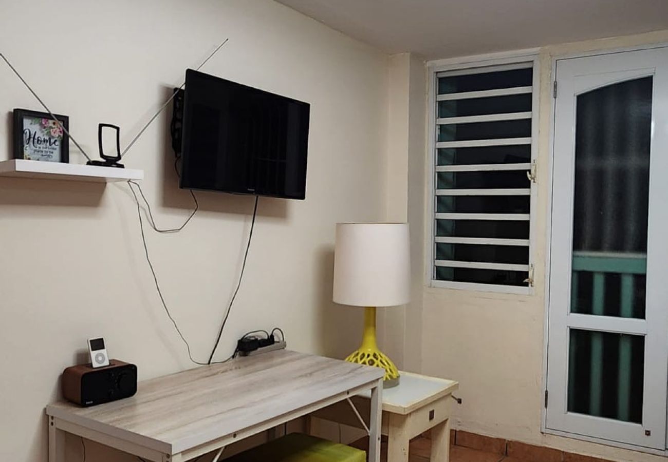 Apartamento en Hato Rey - Charming 2BR in Condado – 4 Min to the Beach & Parking