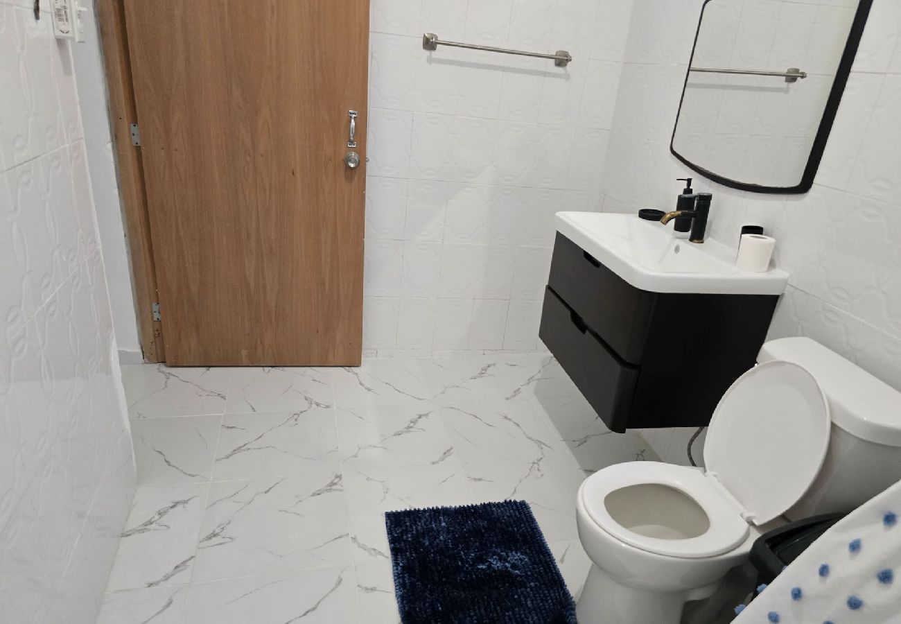 Casa en San Juan - Apartamento en Guesthouse. 5 min Choliseo San Juan 