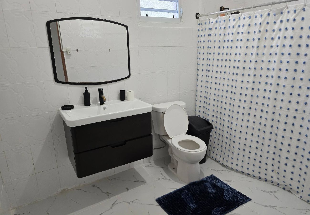Casa en San Juan - Apartamento en Guesthouse. 5 min Choliseo San Juan 