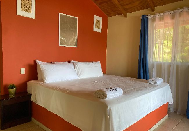 Alquiler por habitaciones en El Caimito - Villas Del Lago Resort – King Room | Upper Floor