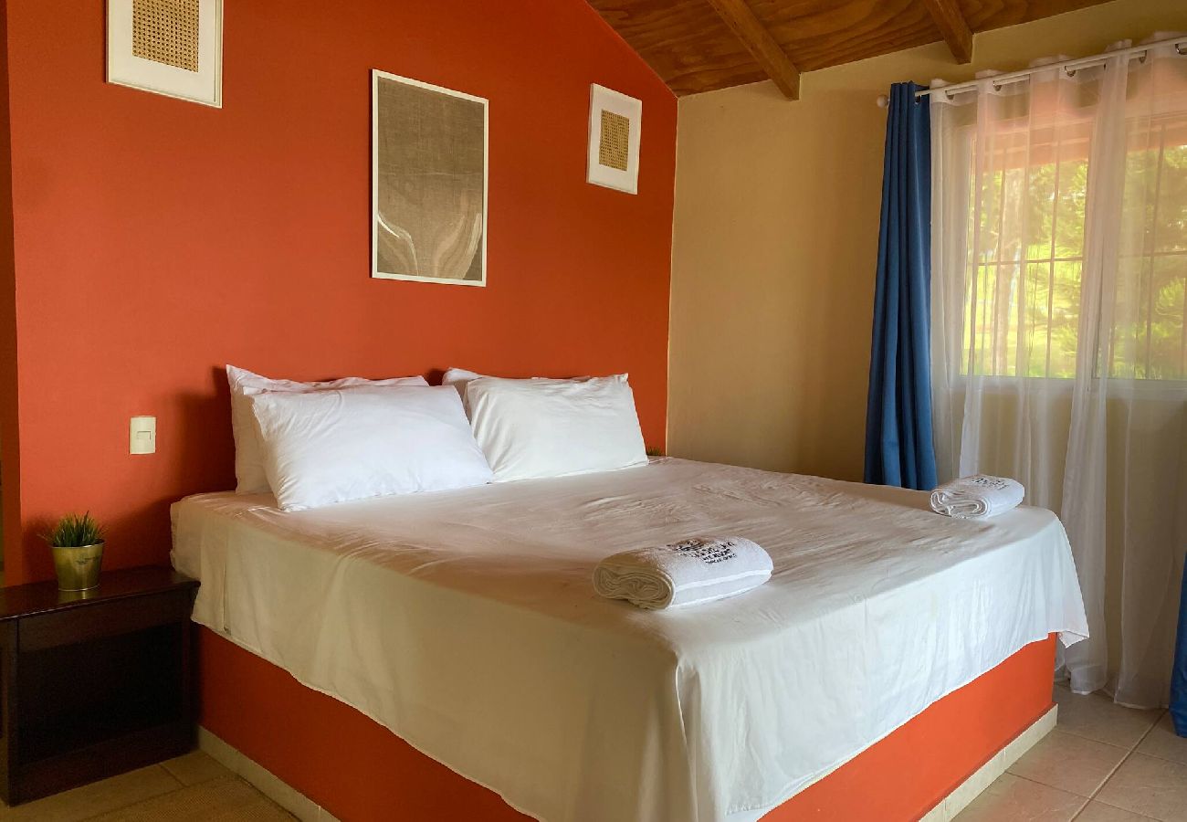 Alquiler por habitaciones en El Caimito - Villas Del Lago Resort – King Room | Upper Floor