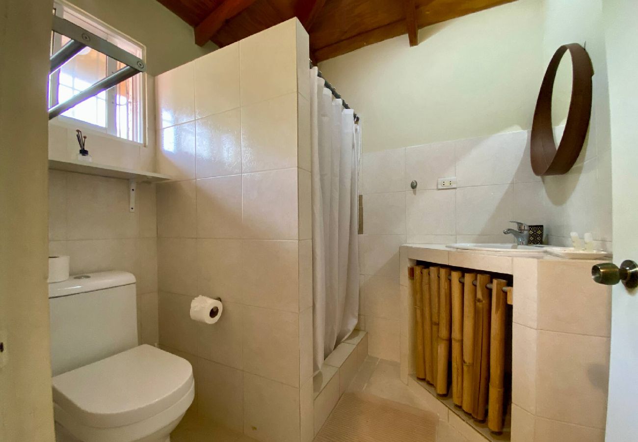 Alquiler por habitaciones en El Caimito - Villas Del Lago Resort – King Room | Upper Floor
