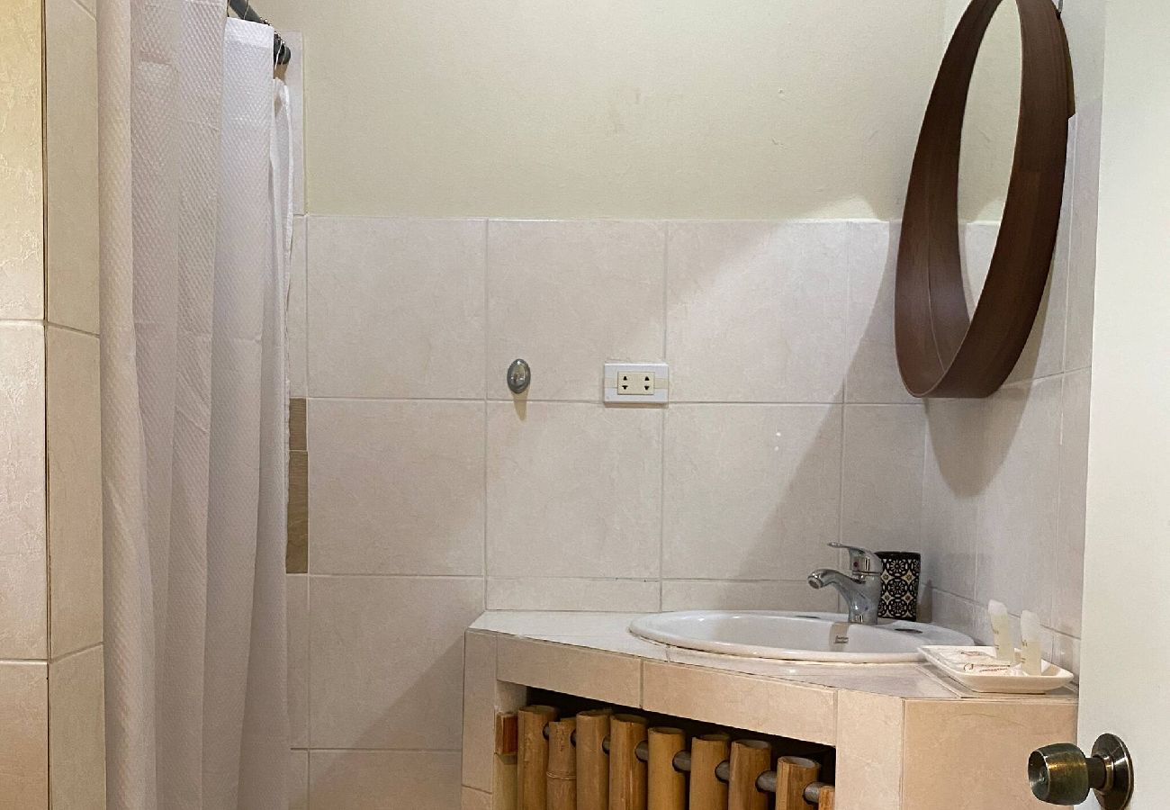 Alquiler por habitaciones en El Caimito - Villas Del Lago Resort – King Room | Upper Floor
