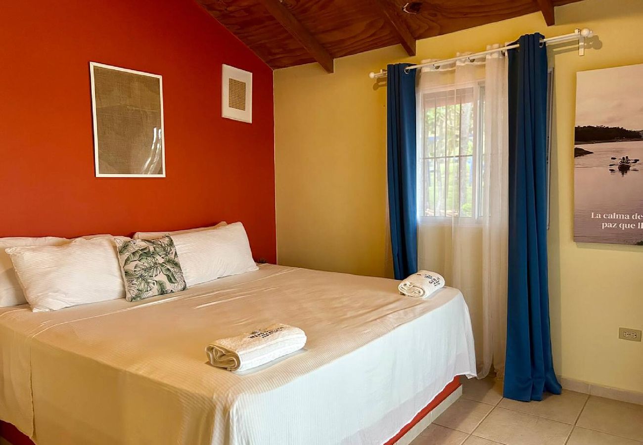 Alquiler por habitaciones en El Caimito - Villas Del Lago Resort – King Room | Upper Floor
