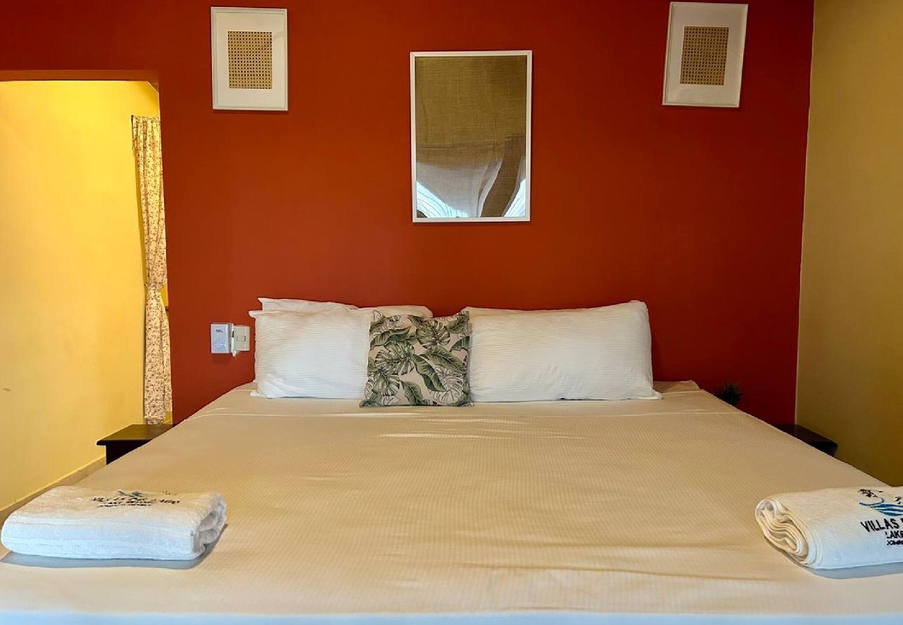 Alquiler por habitaciones en El Caimito - Villas Del Lago Resort – King Room | Upper Floor