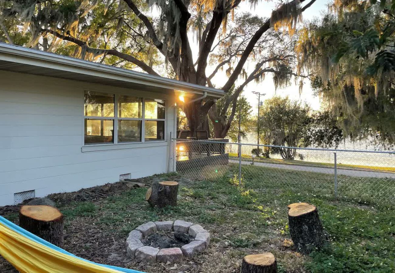 Casa en Polk City - Best sunsets in Winter Haven. Lakefront home 5 minutes from downtown!