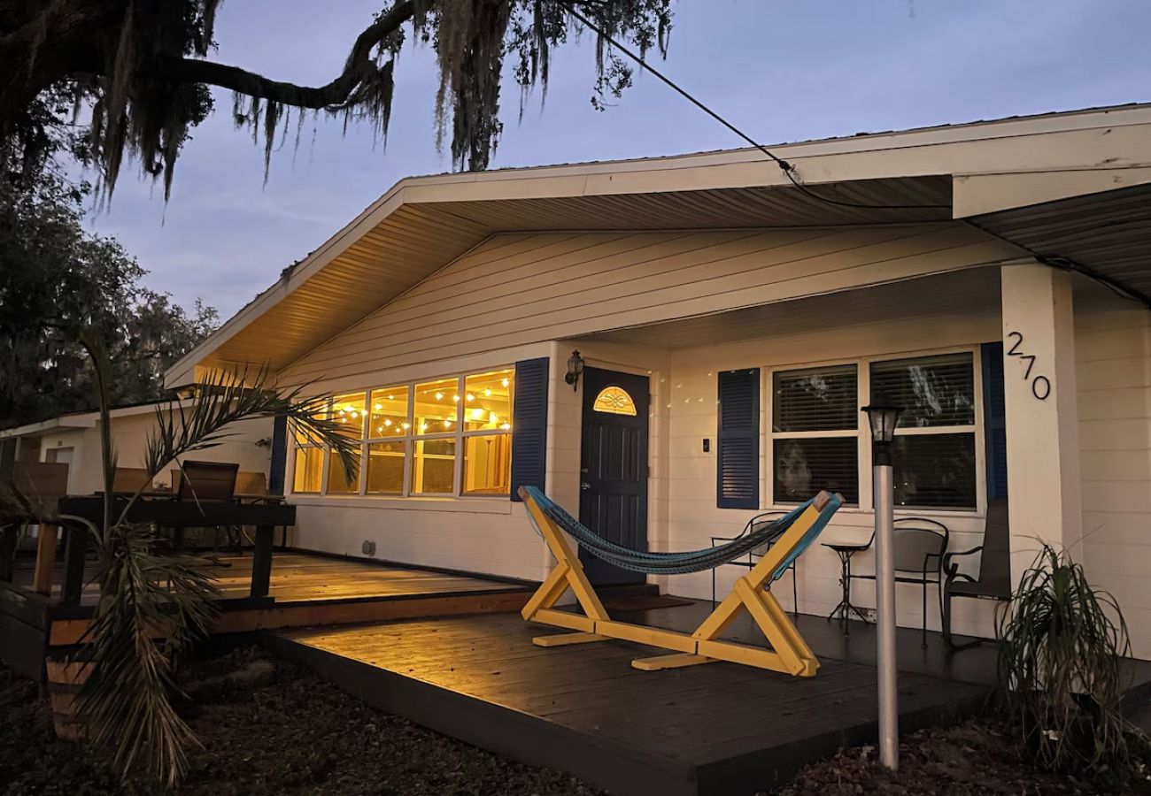 Casa en Polk City - Best sunsets in Winter Haven. Lakefront home 5 minutes from downtown!