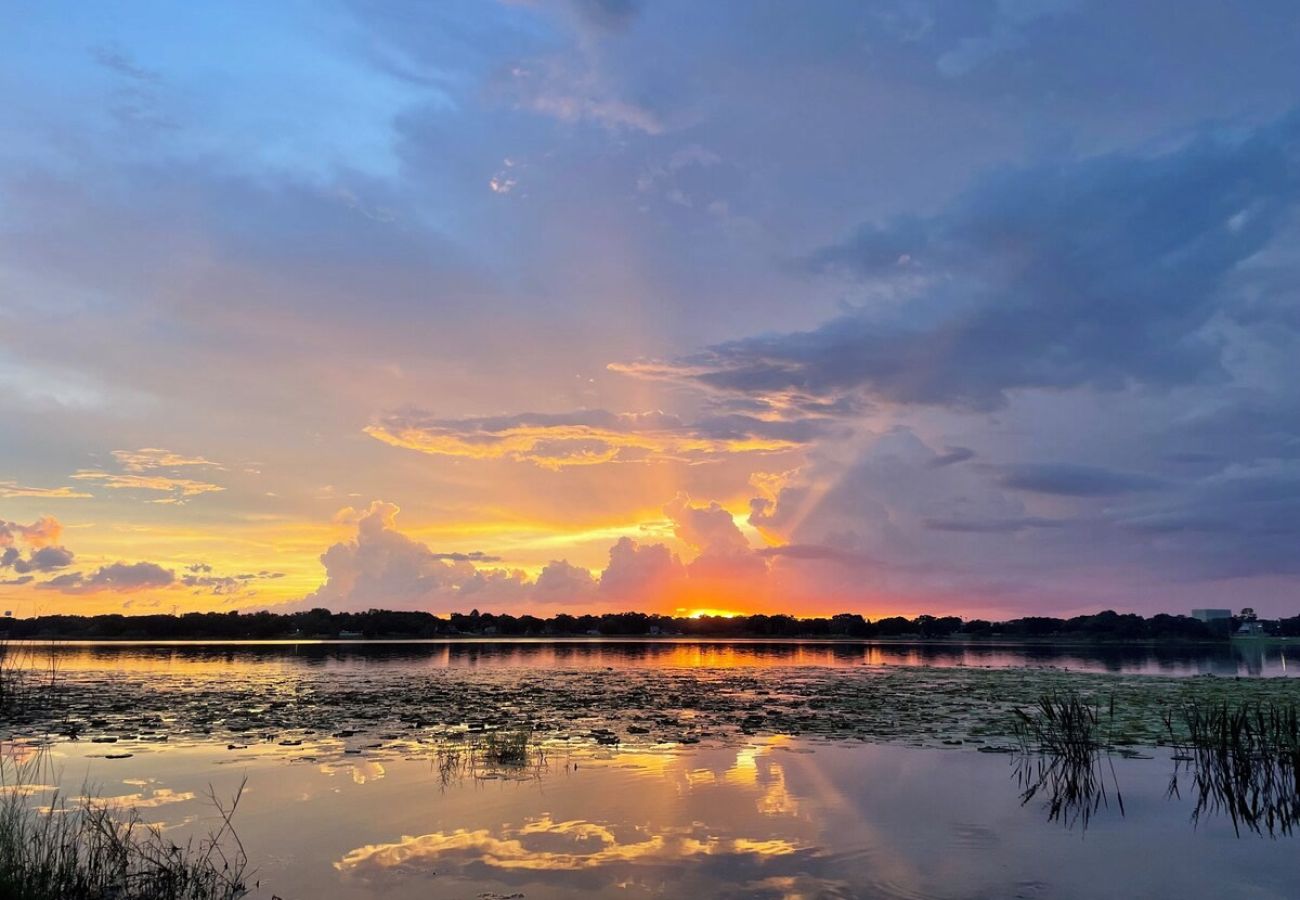 Casa en Polk City - Best sunsets in Winter Haven. Lakefront home 5 minutes from downtown!