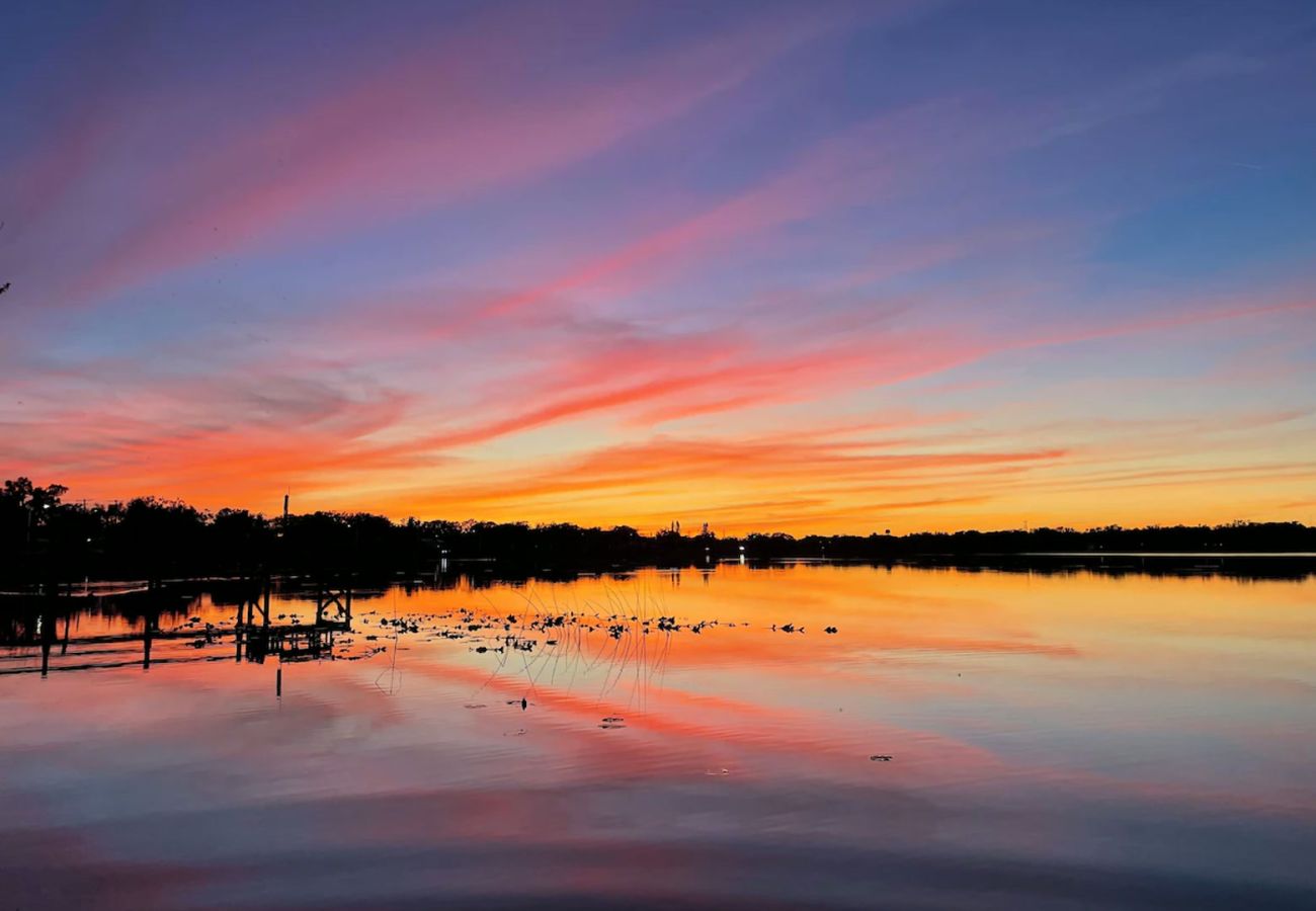 Casa en Polk City - Best sunsets in Winter Haven. Lakefront home 5 minutes from downtown!