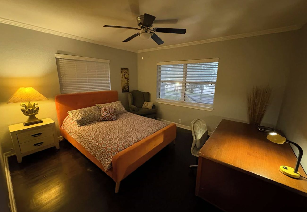 Casa en Polk City - Best sunsets in Winter Haven. Lakefront home 5 minutes from downtown!
