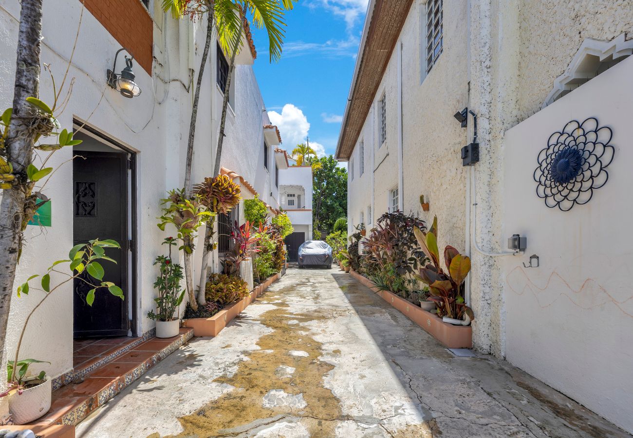 Apartment in Santurce - Spacious & Bright 2bd Apt, Steps to Sand • w/ Generator!