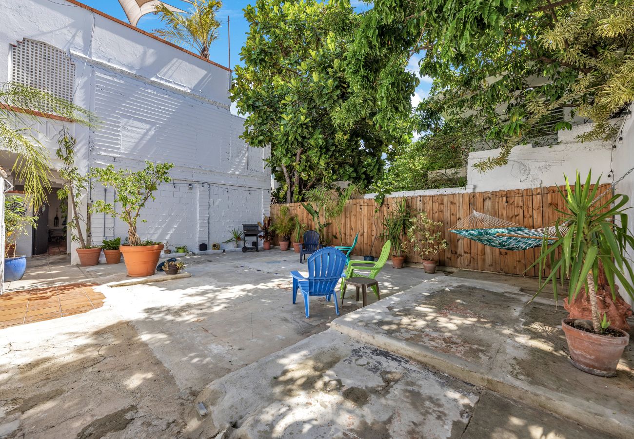 Apartment in Santurce - Spacious & Bright 2bd Apt, Steps to Sand • w/ Generator!