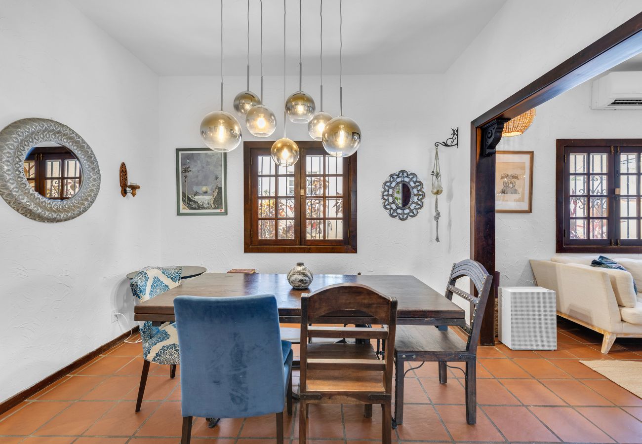House in Santurce - Coastal Comfort: Spanish Villa Steps from the Sand