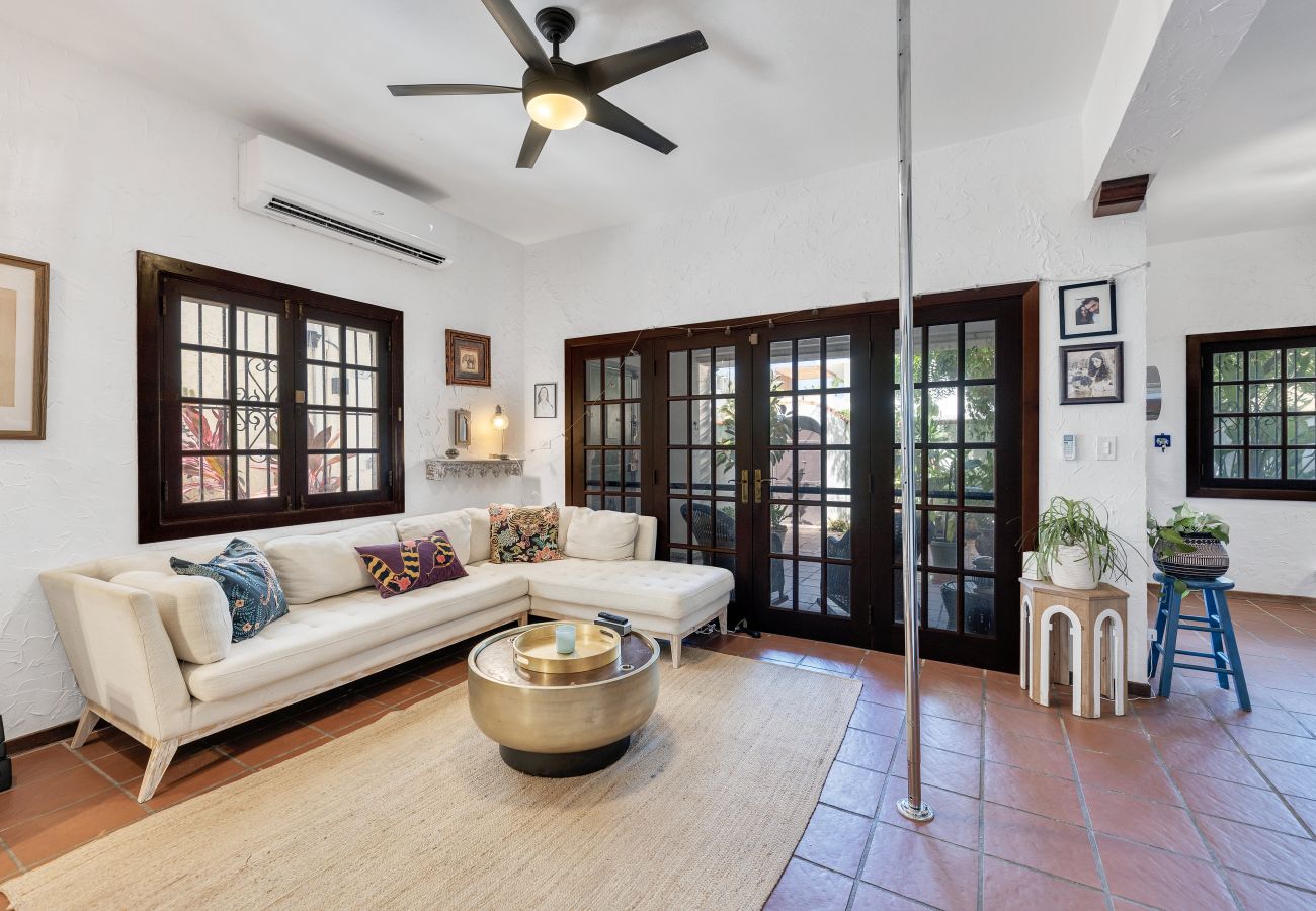 House in Santurce - Coastal Comfort: Spanish Villa Steps from the Sand