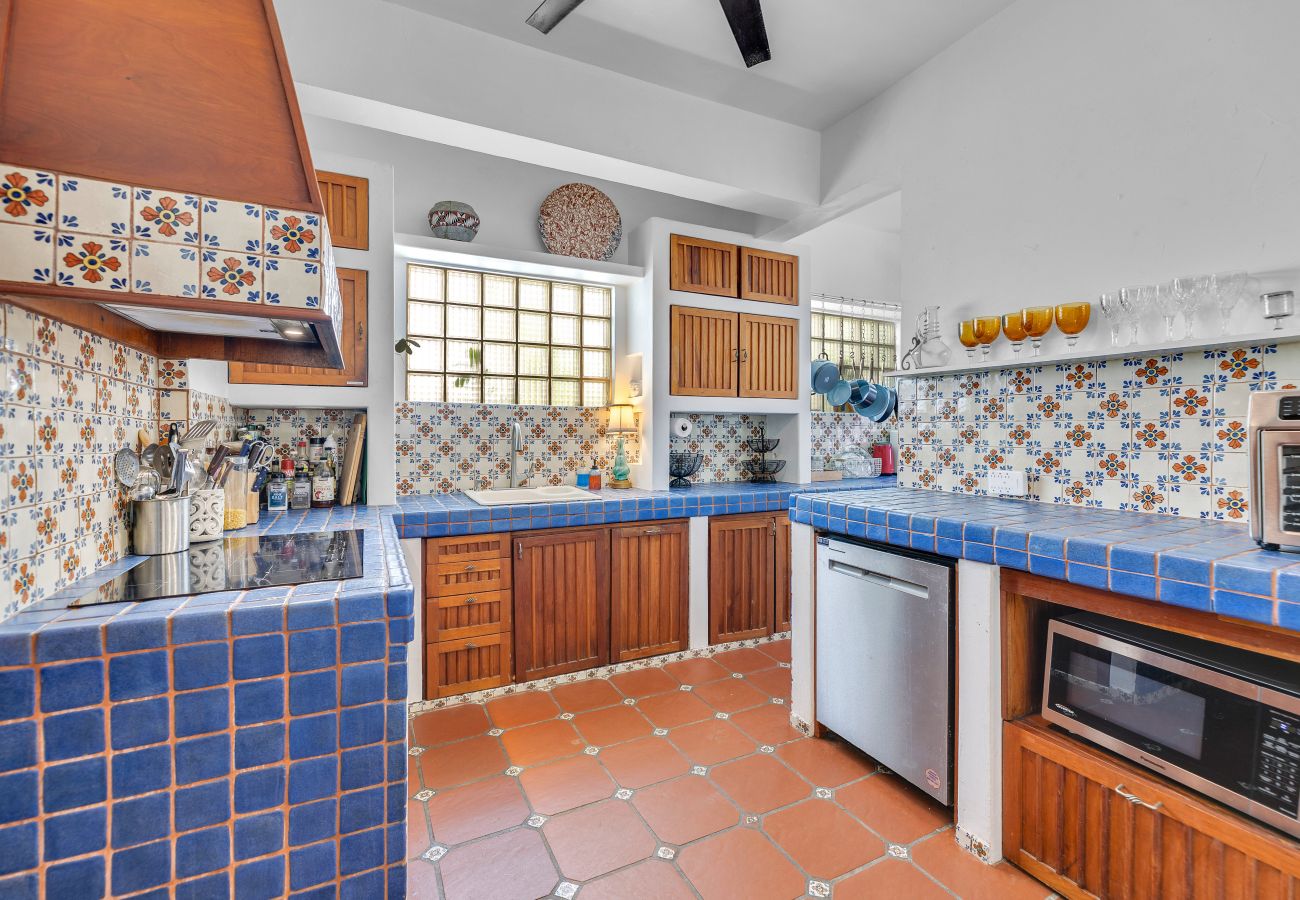 House in Santurce - Coastal Comfort: Spanish Villa Steps from the Sand
