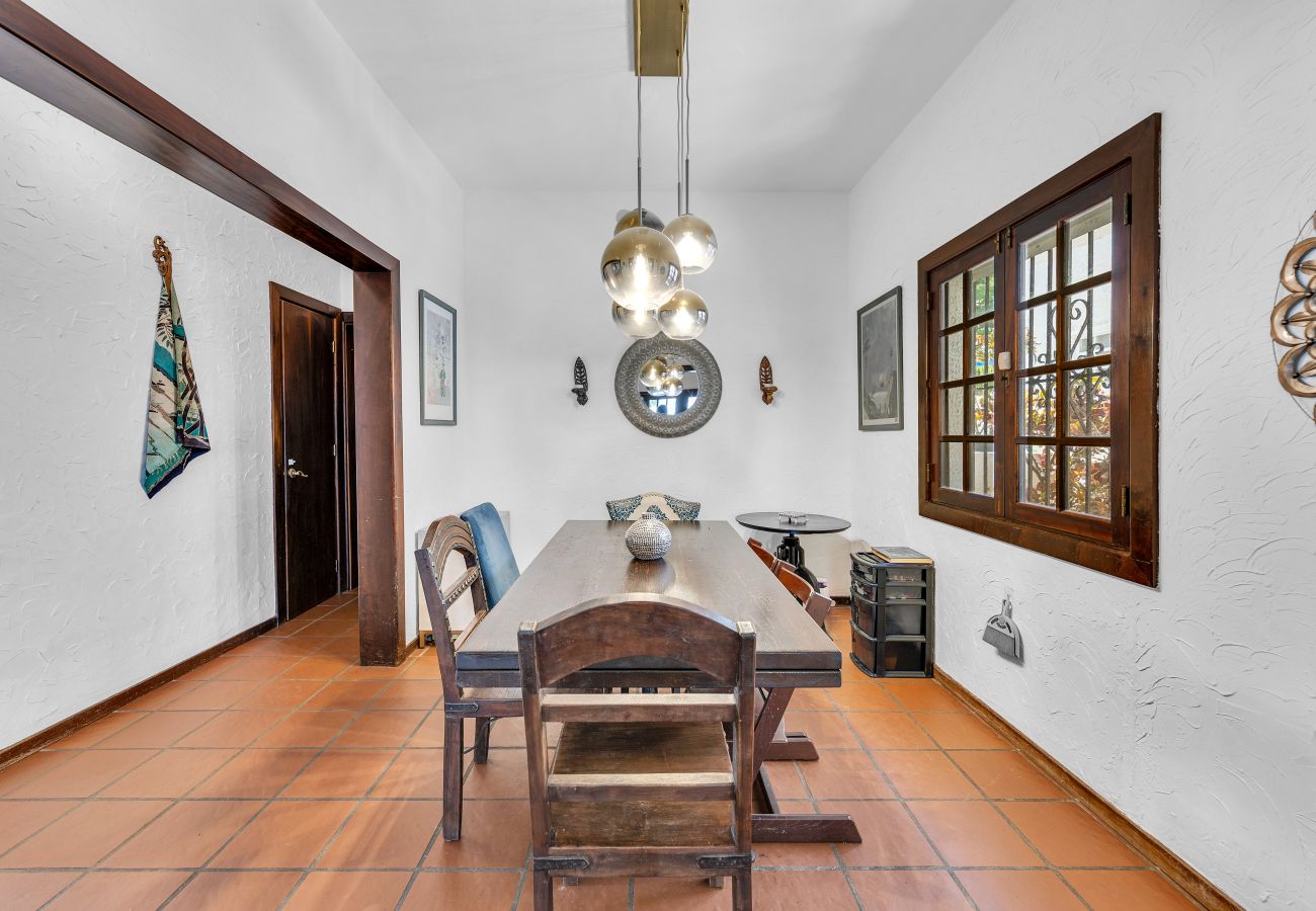 House in Santurce - Coastal Comfort: Spanish Villa Steps from the Sand