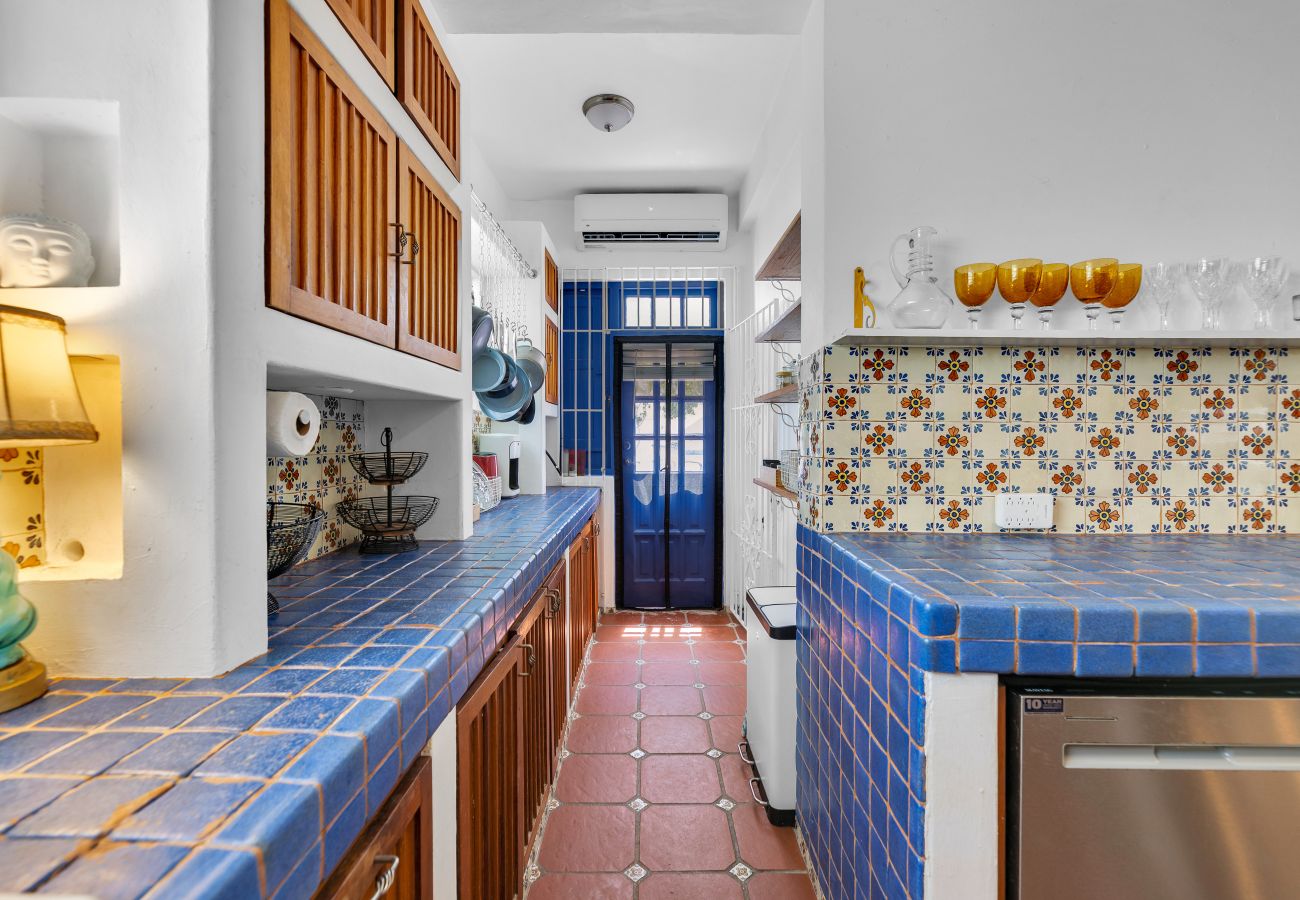 House in Santurce - Coastal Comfort: Spanish Villa Steps from the Sand