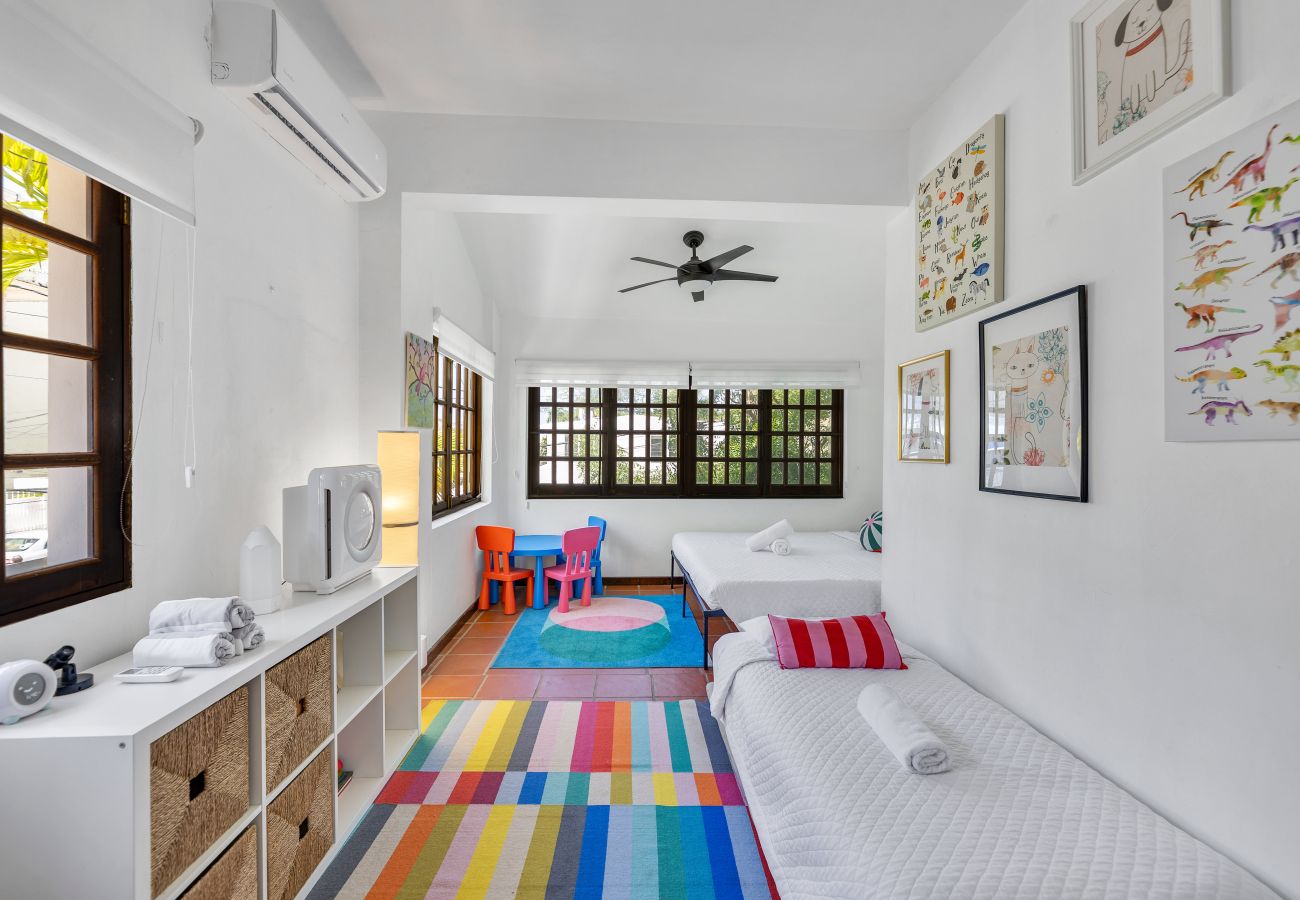 House in Santurce - Coastal Comfort: Spanish Villa Steps from the Sand