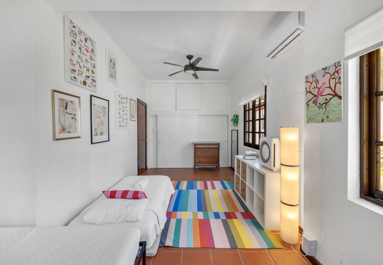 House in Santurce - Coastal Comfort: Spanish Villa Steps from the Sand