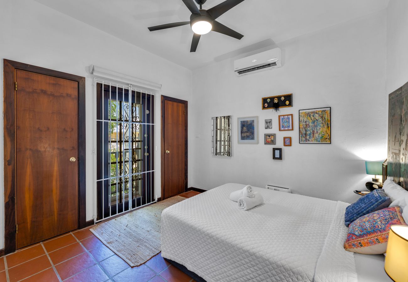 House in Santurce - Coastal Comfort: Spanish Villa Steps from the Sand