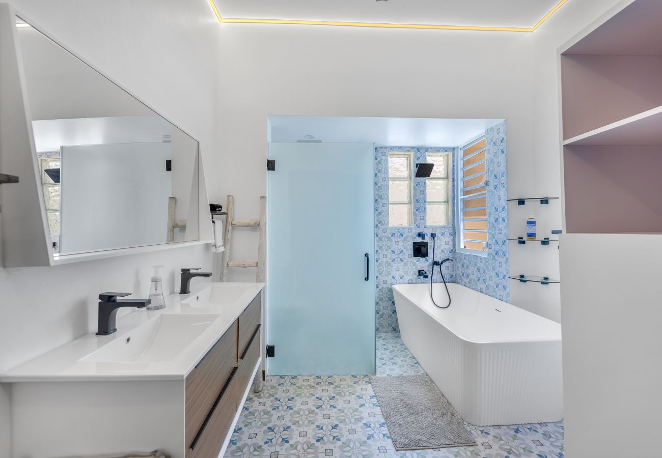 House in Santurce - Coastal Comfort: Spanish Villa Steps from the Sand