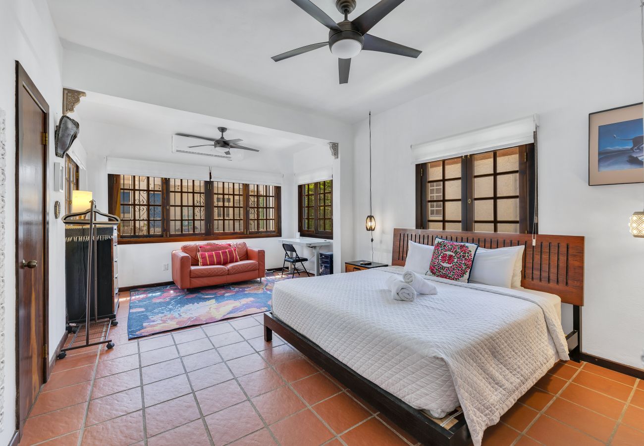 House in Santurce - Coastal Comfort: Spanish Villa Steps from the Sand