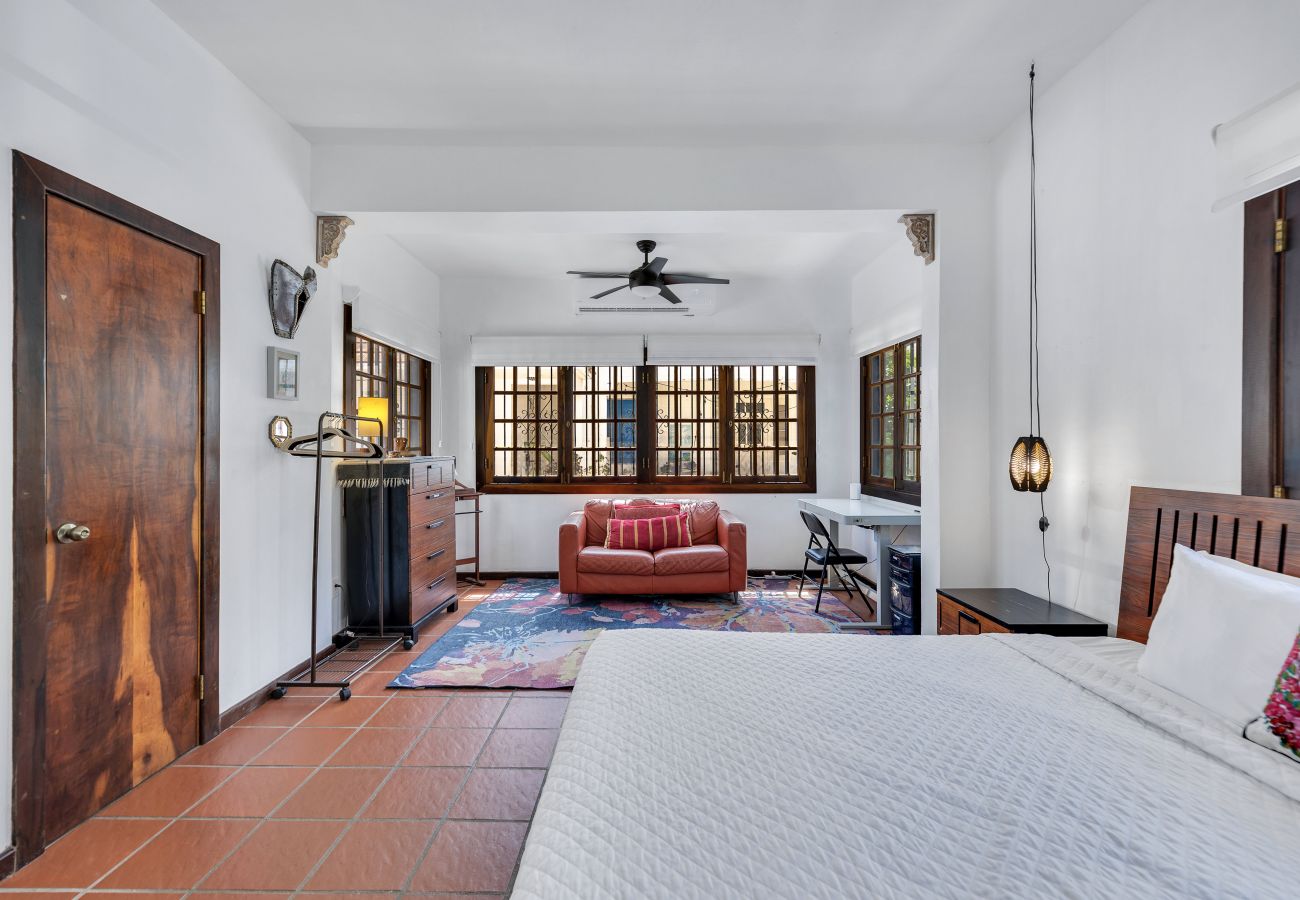House in Santurce - Coastal Comfort: Spanish Villa Steps from the Sand