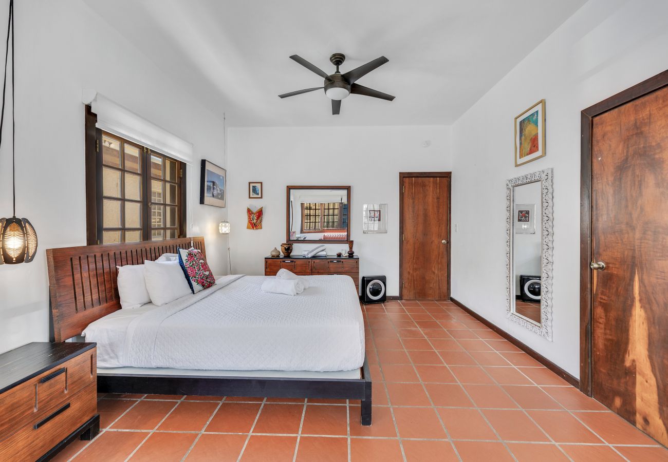 House in Santurce - Coastal Comfort: Spanish Villa Steps from the Sand