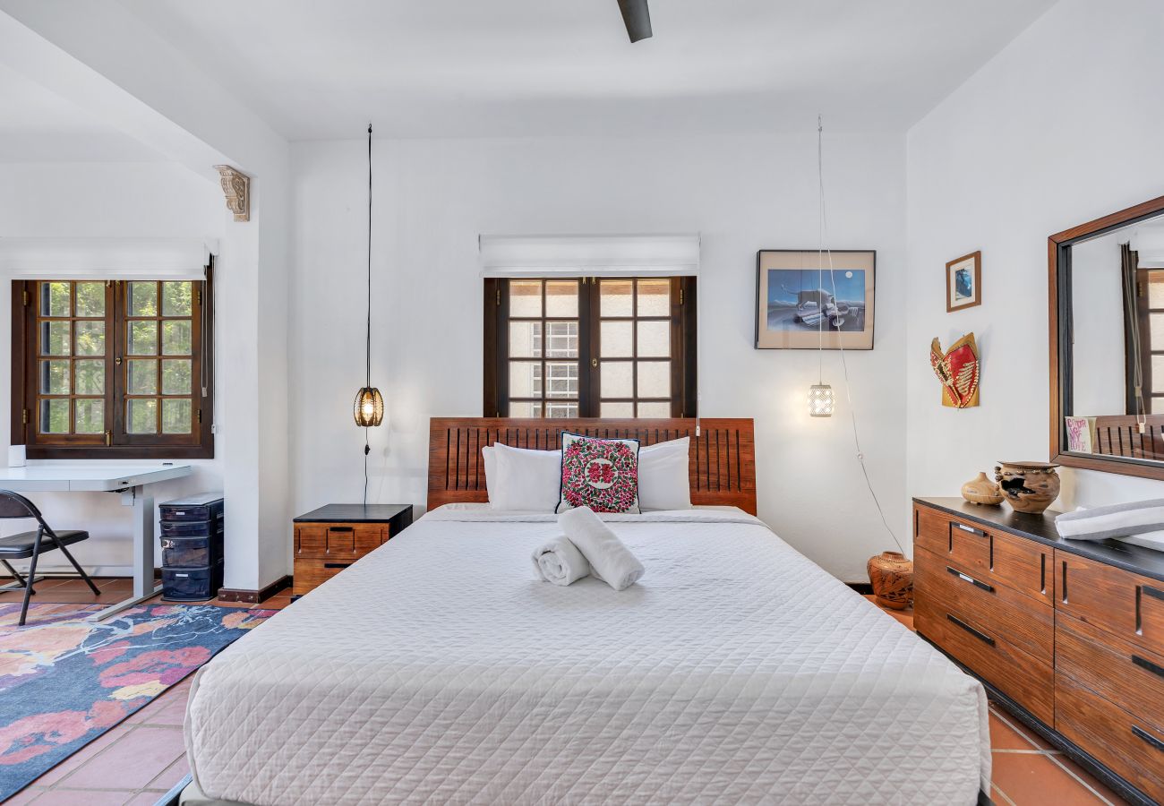 House in Santurce - Coastal Comfort: Spanish Villa Steps from the Sand