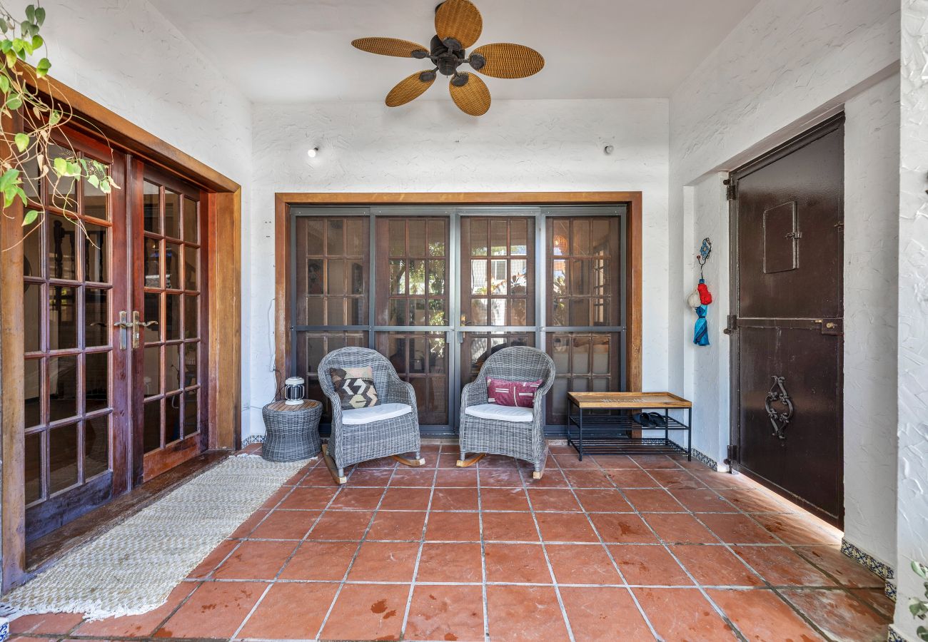 House in Santurce - Coastal Comfort: Spanish Villa Steps from the Sand