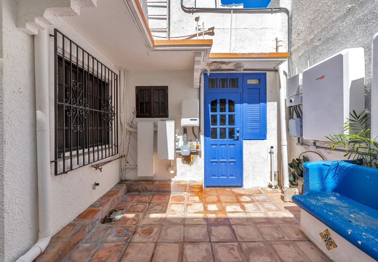 House in Santurce - Coastal Comfort: Spanish Villa Steps from the Sand