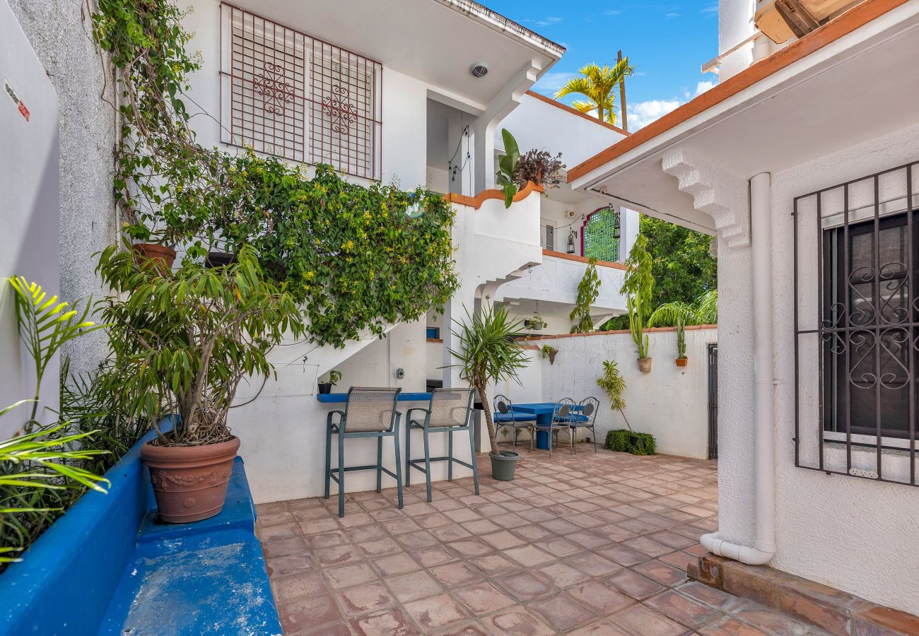 House in Santurce - Coastal Comfort: Spanish Villa Steps from the Sand